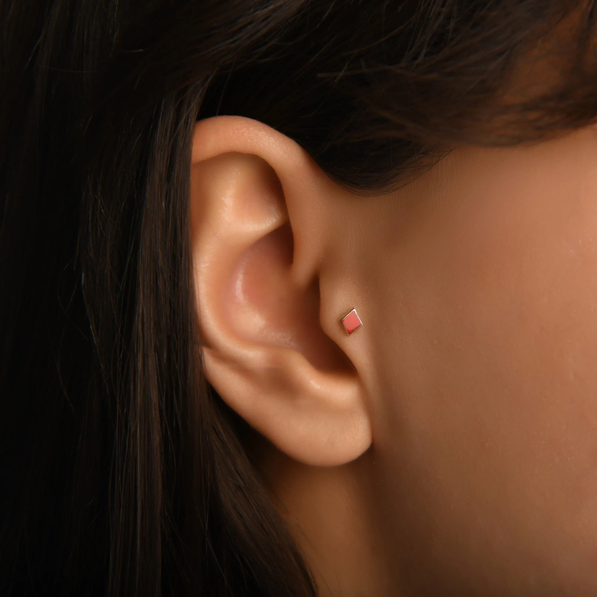Karo Kırmızı Mineli Altın Piercing