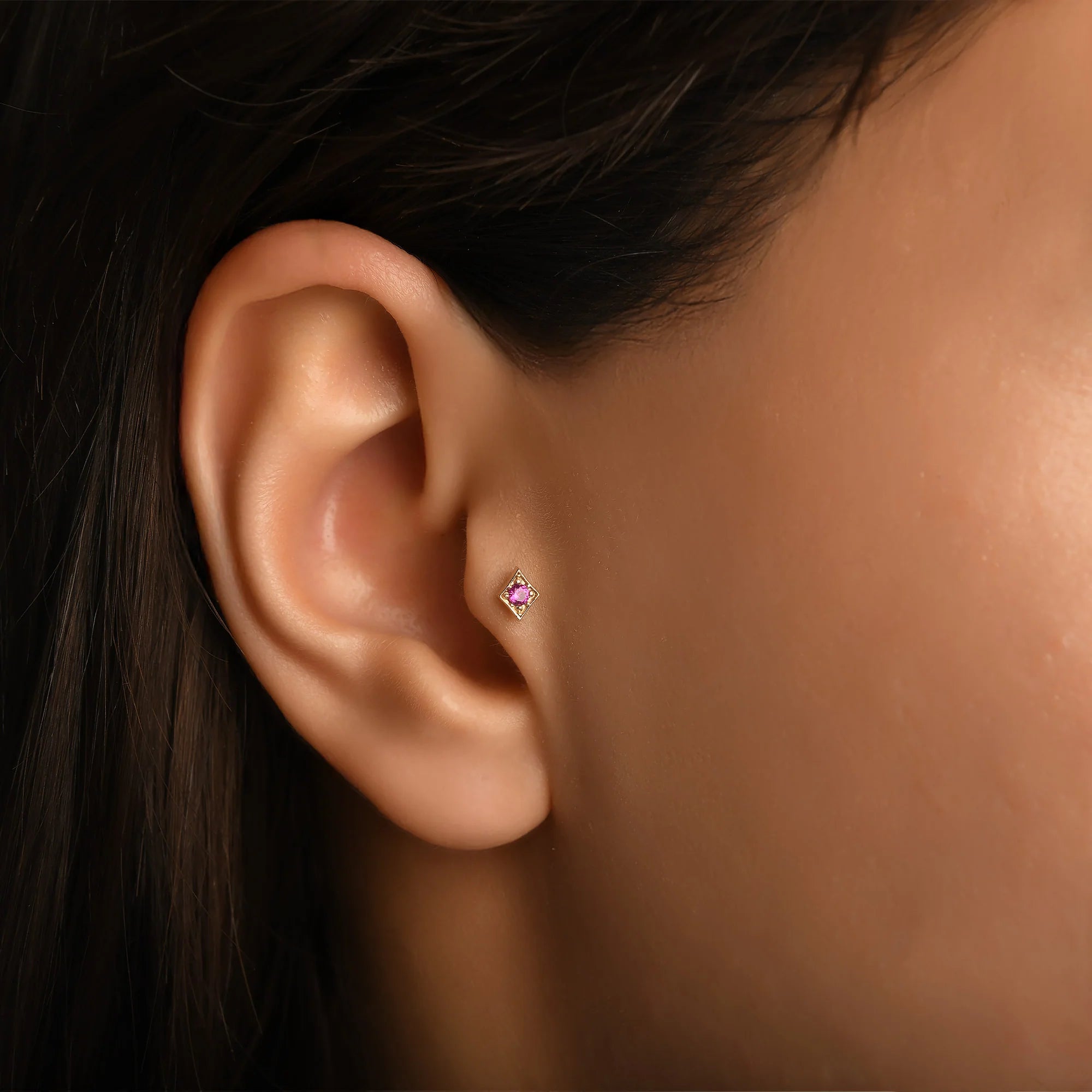Karo Kırmızı Taşlı Altın Piercing